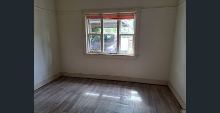$900/PW 3-4 Bedrooms 1 Bathroom - Photo 3