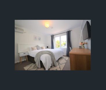 Stylish Fully Furnished Apartment - Photo 2