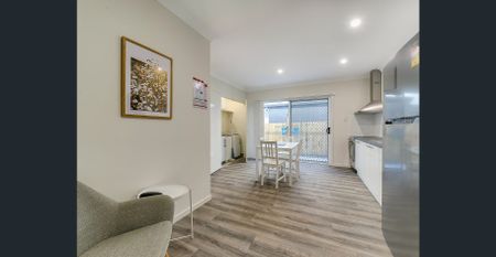 MODERN, FULLY FURNISHED, STUDIO APARTMENT - Photo 3