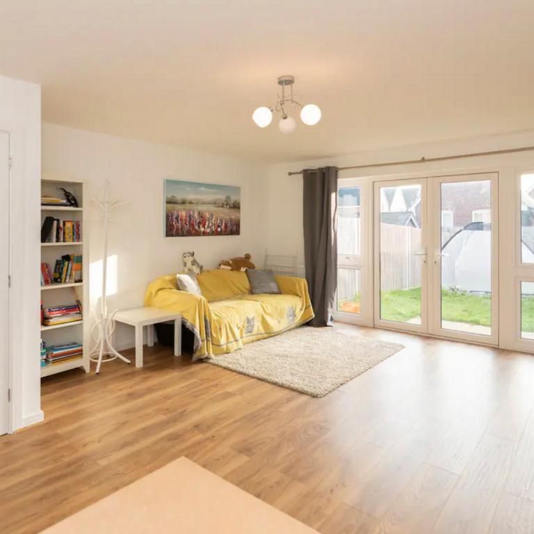 3 bedroom semi-detached house to rent - Photo 1