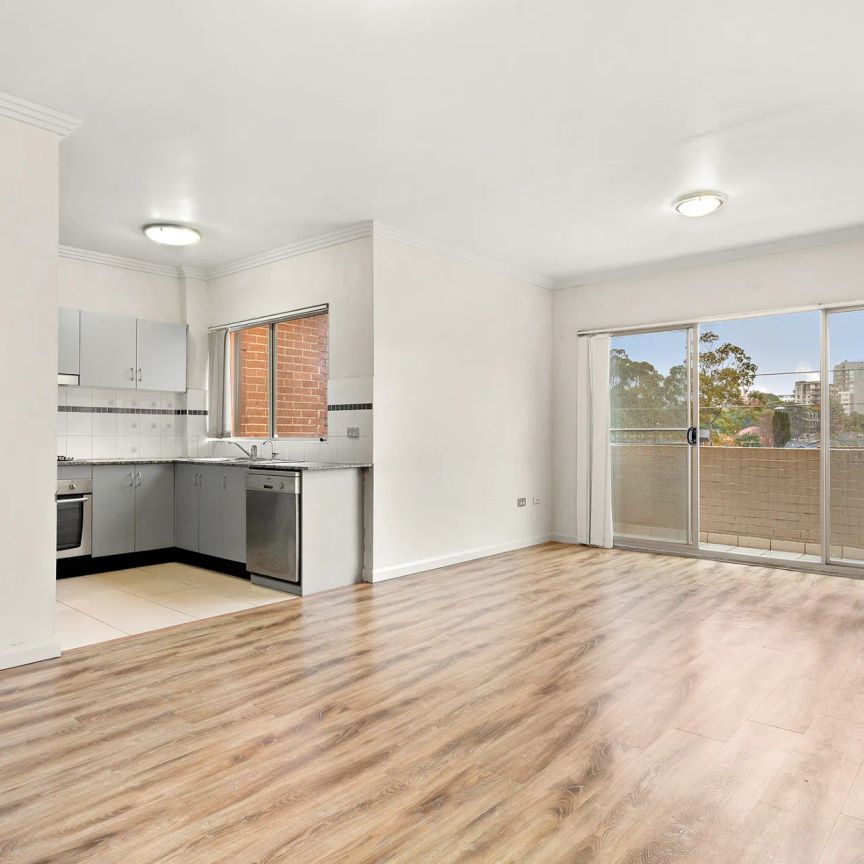 Stunning, Spacious & Light Filled Apartment For Lease - Photo 1