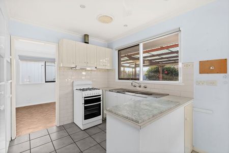 Comfortable 3-Bedroom Home in Quiet Court Location - Photo 3