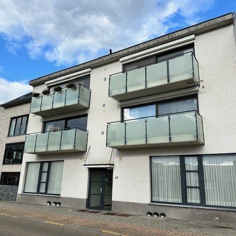 Verzorgd appartement op de 1ste verdieping met 2 slaapkamers, autostandplaats, lift, terras te Neeroeteren. - Photo 1