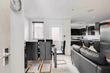 6 Beds 5 Baths - Photo 3