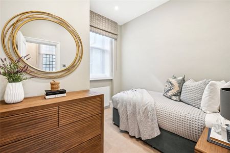 A magnificent, beautifully presented flat of c.1900 sq ft situated on the second floor (lift in building) of this well run and maintained portered block. - Photo 5