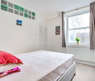 1 bedroom flat in London - Photo 1