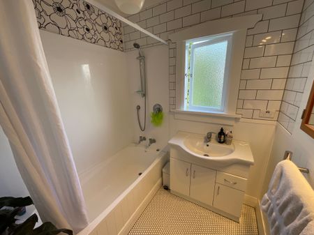 FAMILY LIVING CLOSE TO THE HOSPITAL - Photo 4