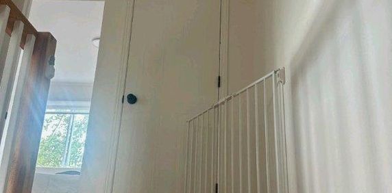 GRAND PPARTEMENT 4 1/2 SUR DEUX ÉTAGES - Photo 2