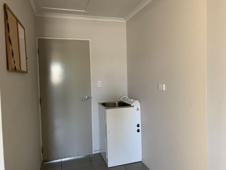 Lovely Modern 3 Bedroom Home - Photo 5