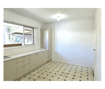 Charming 3-Bedroom, 1-Bathroom Home for Rent in Valley View - Photo 4