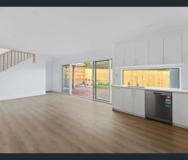 Executive Living Close to Everything - Photo 5