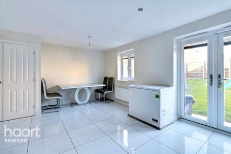 4 bedroom detached house to rent - Photo 3