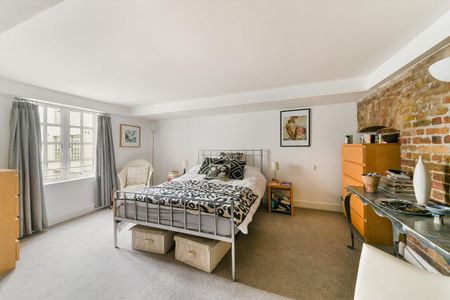 Two bedroom apartment to rent in this popular warehouse conversion close to Wapping Station. - Photo 2