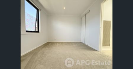 Spacious 3-Bedroom Home with Garage & Extra Parking in the Heart of Maidstone - Photo 5