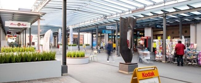 Living in the Mühlefeld shopping center - Photo 1