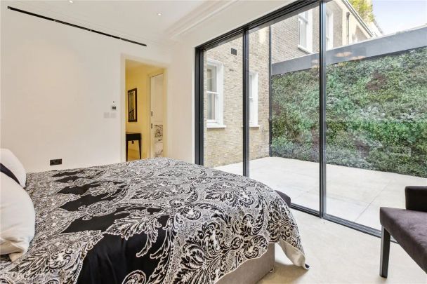 3 bedroom flat in Kensington - Photo 1