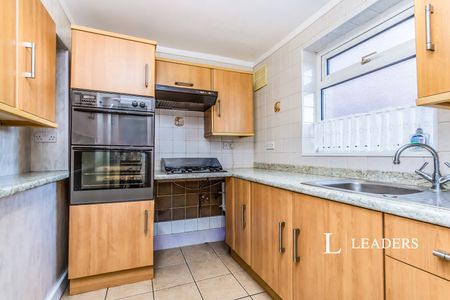 2 bedroom house to rent Mill Lane, Chatham, ME5 - Photo 4