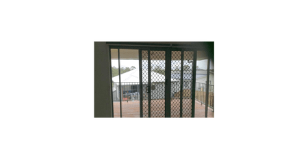 Spacious 4-Bedroom Family Home | 2 Bathrooms | Single Garage — Perfect for Modern Living - Photo 3