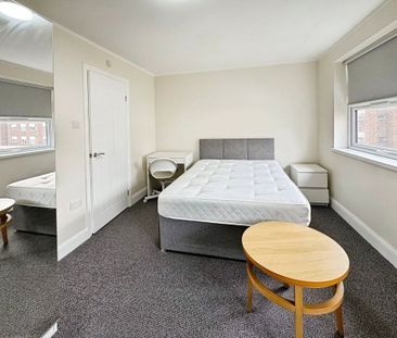 Fairview Avenue, Woking, Surrey, GU22 7NU - Photo 5