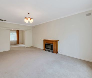 Spacious home offering comfort & convenience - Photo 3