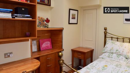 Ensuite room in 5-bedroom apartment in Churchtown, Dublin - Photo 5