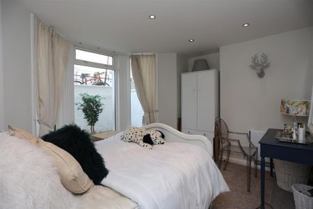 3 bedroom flat to rent - Photo 3
