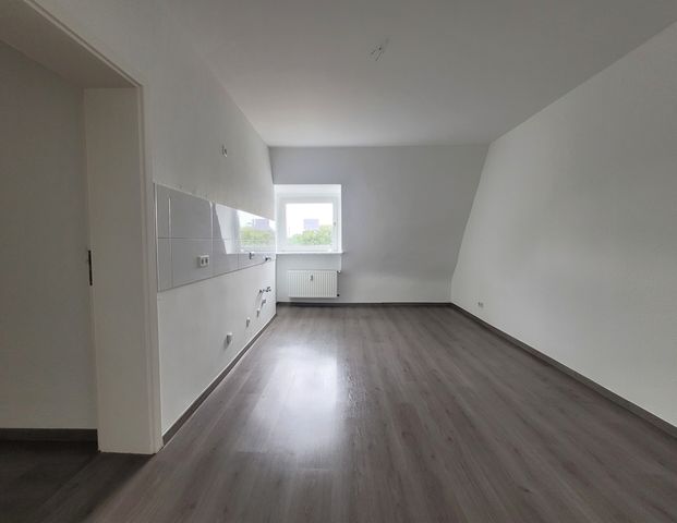 Live and save! Plenty of room for your dreams! - Photo 1