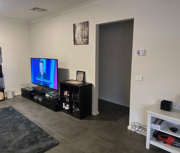 Cranbourne East - Photo 1