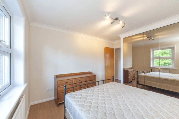 3 bedroom house in London - Photo 1