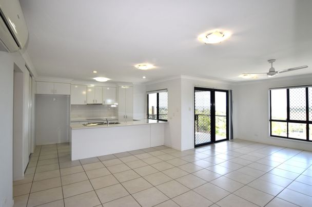 :: STUNNING 4 BEDROOM TOWNHOUSE, HARBOUR VIEWS, TWO LIVING AREAS, AND MORE! - Photo 1