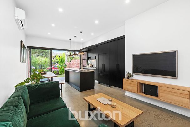 Stunning, Executive 2 Bedroom, 2 Bathroom Townhouse! - Photo 1