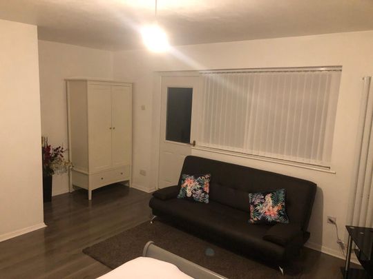 Room in a Shared House, Hurdlow Walk, M9 - Photo 1