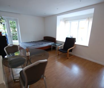 Studio Flat, Snowdon Drive, NW9 - Photo 1