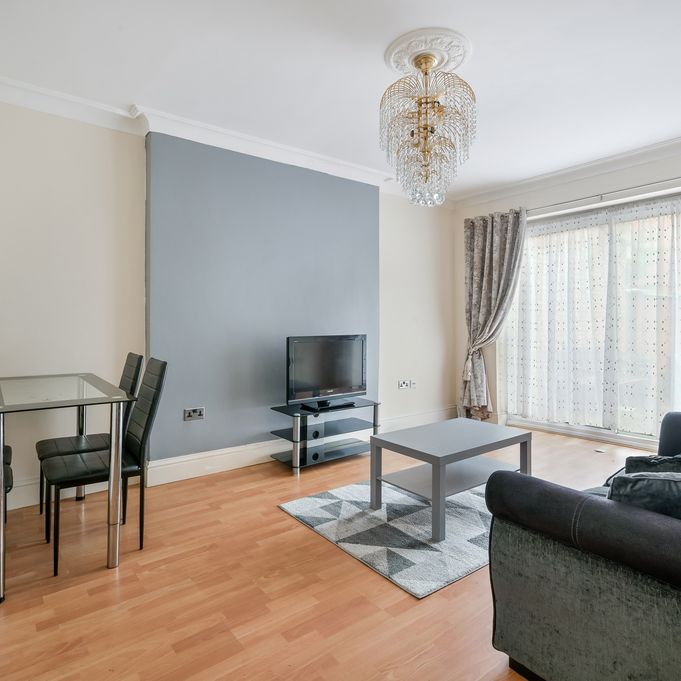 Bowes Road, W3, London - Photo 1