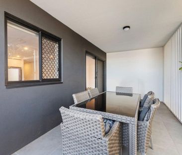 Spacious 2-Bedroom Apartment with Expansive Balcony - Photo 1