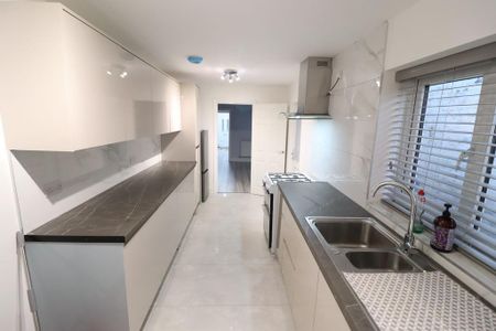 3 bedroom terraced house to rent - Photo 2