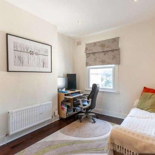 Bloemfontein Road, Shepherd's Bush, W12 - Photo 1