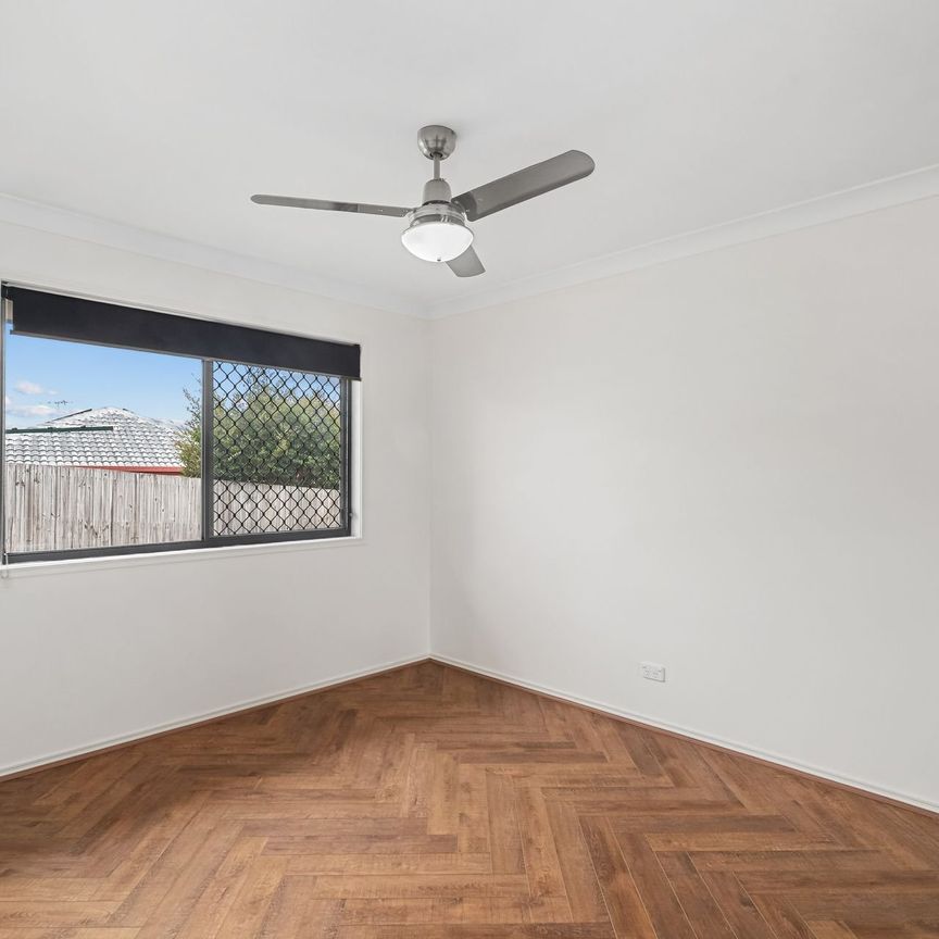 Stunning and Spacious 5-Bedroom Family Home with Exceptional Entertainment Feature - Photo 1