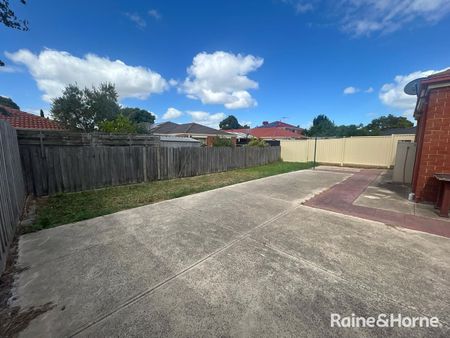 6 Pegasus Court, Roxburgh Park, VIC 3064 - Photo 4