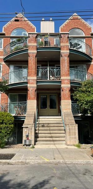 Grand 4½ (900 pi²) – Plateau Mt-Royal – Métro Laurier – Terrasse privée - Photo 1