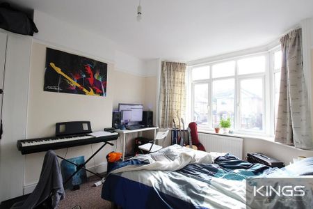 5 bedroom semi-detached house to rent - Photo 4