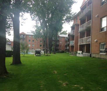 1 1/2 pour juillet, 3e étage, ascenseur, piscine, quiétude, vue pis... - Photo 1