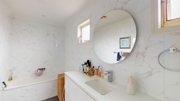 Modern Comfort meets Low-Maintenance Luxury - Photo 1