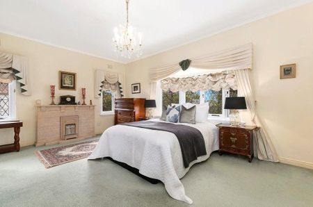 Grand family home in sought-after locale - Photo 4
