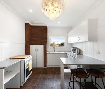 Quant Home, Close To Town! - Photo 2