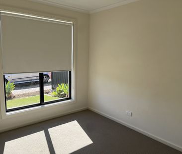 Modern 3 Bedroom Home - Photo 2