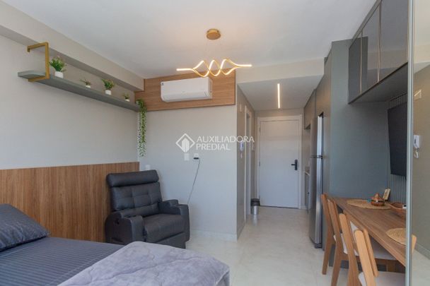 Apartamento com 1 quarto e 30m² para alugar em Passo da Areia, Porto Alegre. - Photo 1
