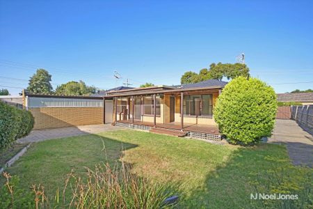 8 Cambridge Drive, GLEN WAVERLEY - Photo 3