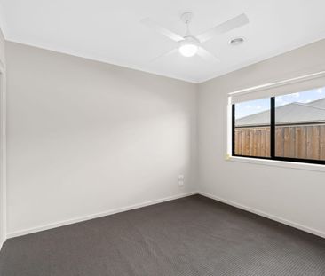 STUNNING HOME IN EMERALD WATERS ESTATE - Photo 5