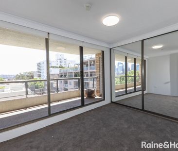 Spacious Two-Bedroom Unit in Prime Sydney Location with Harbour Views - Photo 4